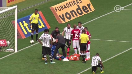 Cássio abre a cabeça e recebe atendimento em campo