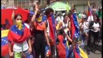 Chavistas y opositores exigen paz en una Venezuela dividida