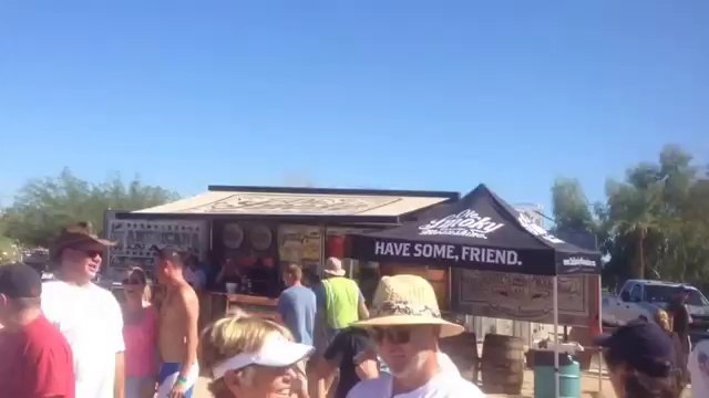 Impressionnant départ d'une course de bateaux dragster