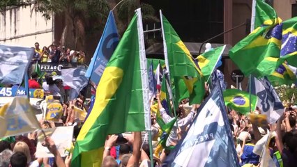 Aécio Neves faz carreata em Copacabana