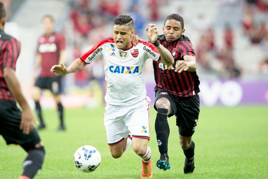 Em jogo bastante confuso, Flamengo perde para o Furacão