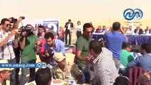 بالفيديو.. عمرو سعد يقبل رأس ضباط الجيش بمشروع قناة السويس:«هبوس راسكم واحد واحد»