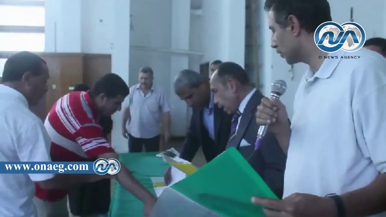 بالفيديو .. محافظ الفيوم يسلم عقود 41 وحدة سكني...