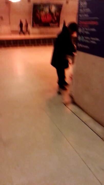Un clochard chie devant tout le monde ! Sans pitié le mec !