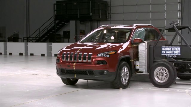 Jeep Cherokee Yandan Otomobille Çarpışma Testi