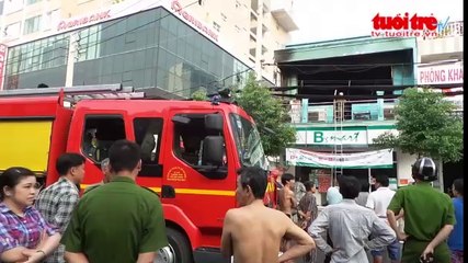 Cháy cửa hàng tiện lợi nhiều người tháo chạy