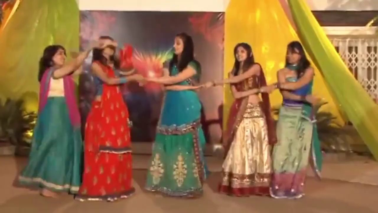 Mehndi dance - Mehndi Night Girls BEST Dance Mehndi Hy Rachne Wali...