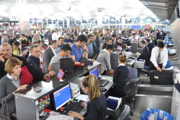 THY'de sistem arızalandı uzun kuyruklar oluştu