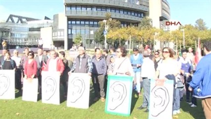 3düsseldorf'taki Eyalet Parlamentosu Önünde, 'Soykırım Yapılmadı' Mitingi