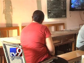 Tải video: Rajkot woman PSI, constable caught for taking bribe - Tv9 Gujarati