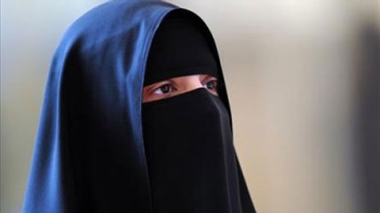 Paris'te Peçeli Bir Kadın Operadan Atıldı