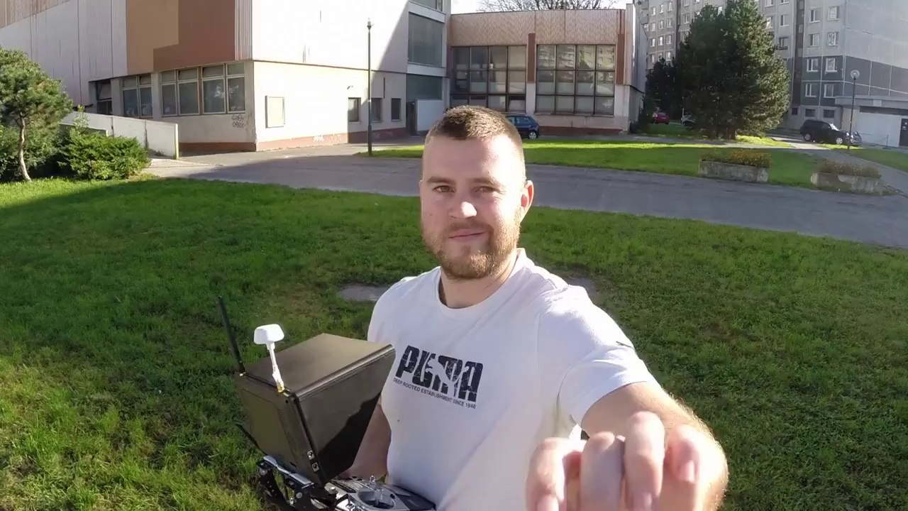 Un drone surprend une femme topless sur un toit.