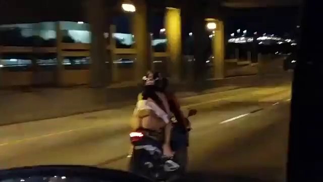 Elle fait de la moto en string - Vidéo Dailymotion