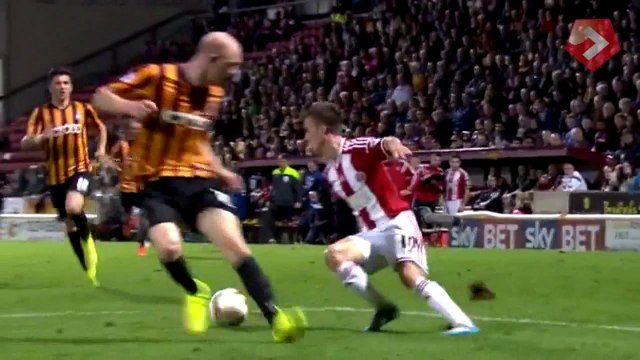 Faire une prise de catch lors d'un match de football