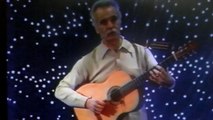 Brassens, guitare en bandoulière