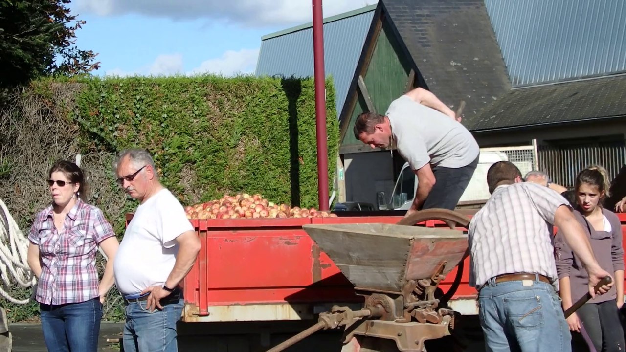 La fabrication du cidre à l'ancienne lors de la 36ème fête du pommé à Bazouges-la-Pérouse