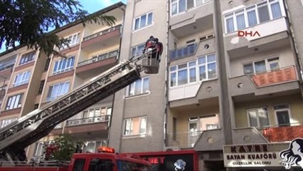 Sivas Kapıyı Açamayınca İtfaiye Balkondan Eve Girdi