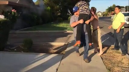 Un étranger sauve un homme des flammes