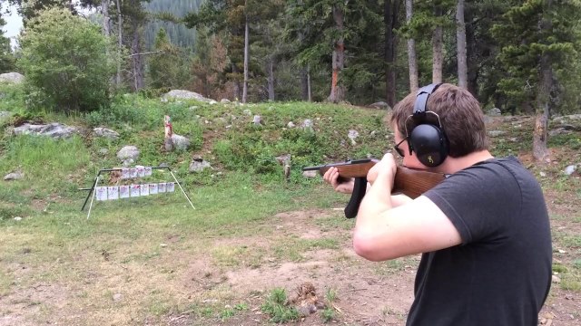 Jouer l'hymne américain en tirant au fusil sur des cibles musicales