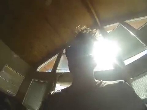 Jeter un homme bourré dans la neige depuis un balcon...