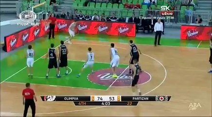 incroyable panier marqué en l'air et derrière le panneau - basket