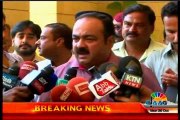 Khawaja Izharul Hasan talking to media after walkout from Sindh Assembly
