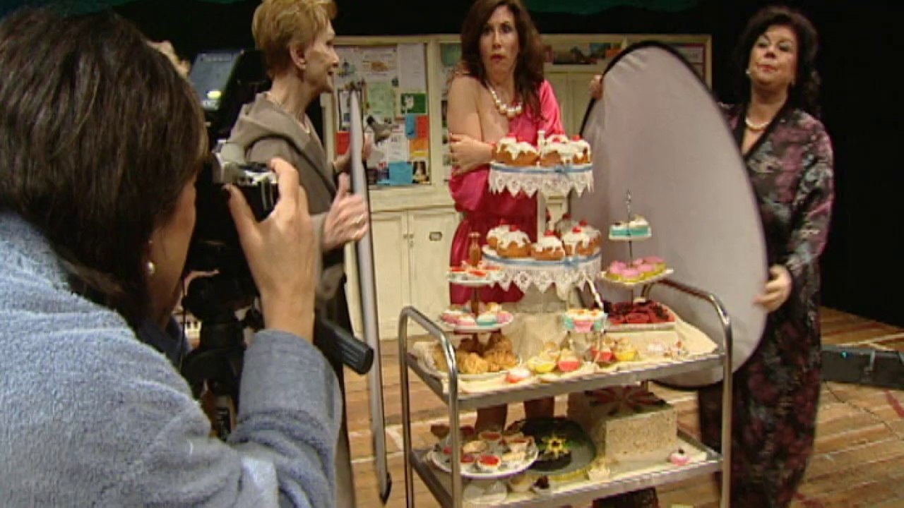 Lynda Bellingham dies peacefully after cancer b...