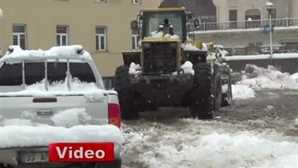 Kar Yolları Ulaşıma Kapattı