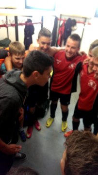 Les U15 fêtent leur victoire en match de coupe le 18 Octobre 2014 au Couloumier