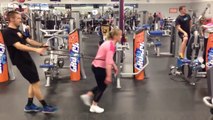 Une femme tire un homme en salle de gym! Vision surréaliste!