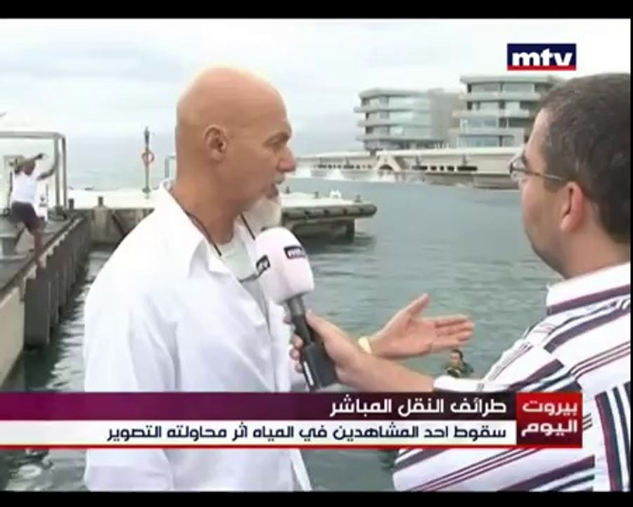 Tomber d'un ponton en faisant une photo. Fail en direct