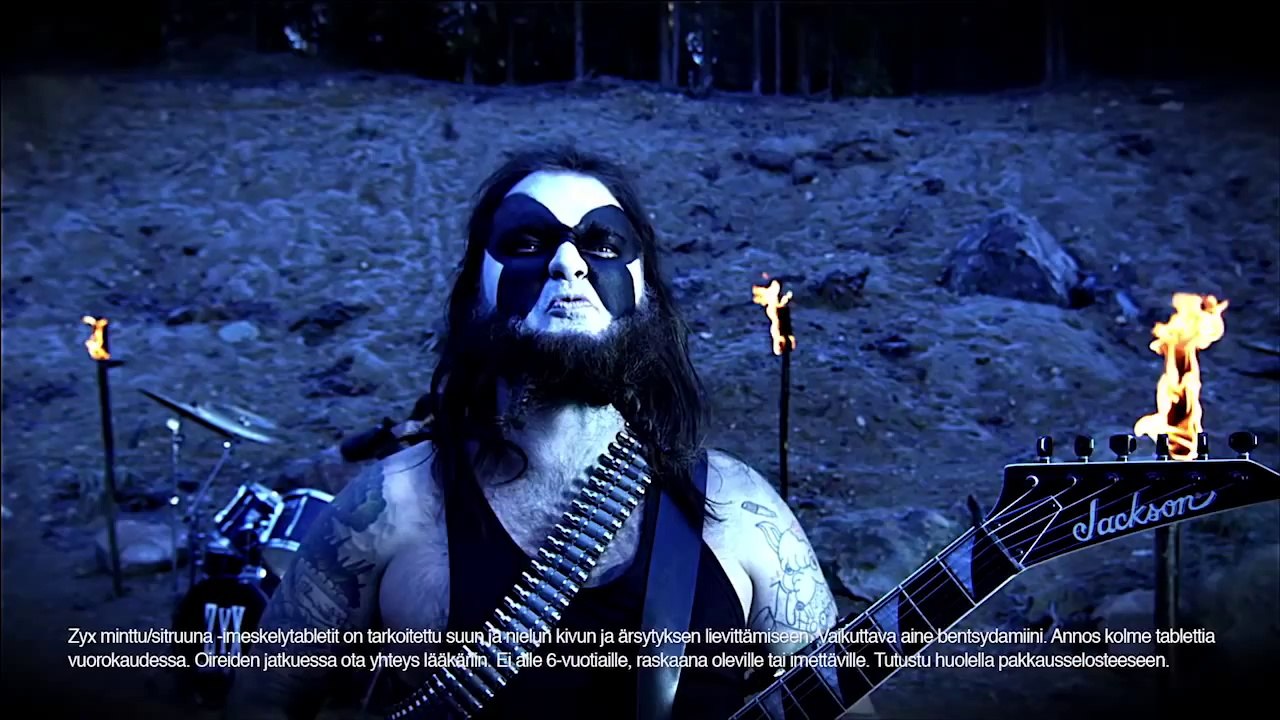 Pub hilarante : quand un métaleux chante comme un castrat!