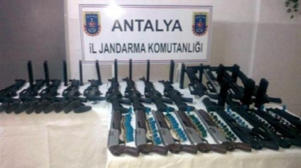 Otomobil Bagajından Cephane Çıktı