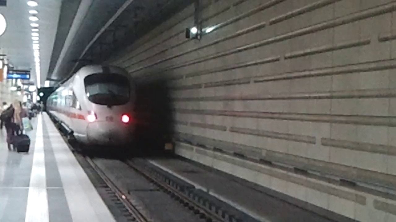 City-tunnel leipzig - ein ice fährt im city-tunnel ab