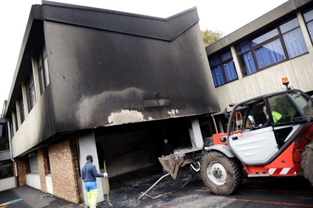 Une école incendiée par une voiture-bélier à Corbeil-Essonnes