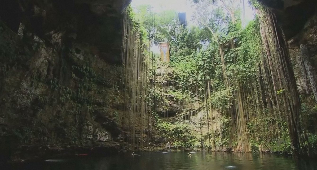 Compétition de plongeon dans un gouffre géant au Mexique