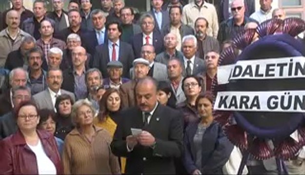 TÜRKİYENİN DEĞİŞİK İLLERİNDE OLDUĞU GİBİ UŞAK’TADA CHP TARAFINDAN SİYAH ÇELENK PROTESTOSU YAŞANDI. UŞAK'TA DÜZENLENEN PROTESTODA, CHP İL BAŞKANI BÜLENT HORASAN VE BERABERİNDEKİ CHP’LİLER UŞAK ADLİYESİ'NE SİYAH ÇELENK BIRAKTI. CHP UŞAK İL BİNASI ÖNÜNDE TO