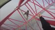 Deux russes grimpent au sommet de la tour shanghai (650 mètres)