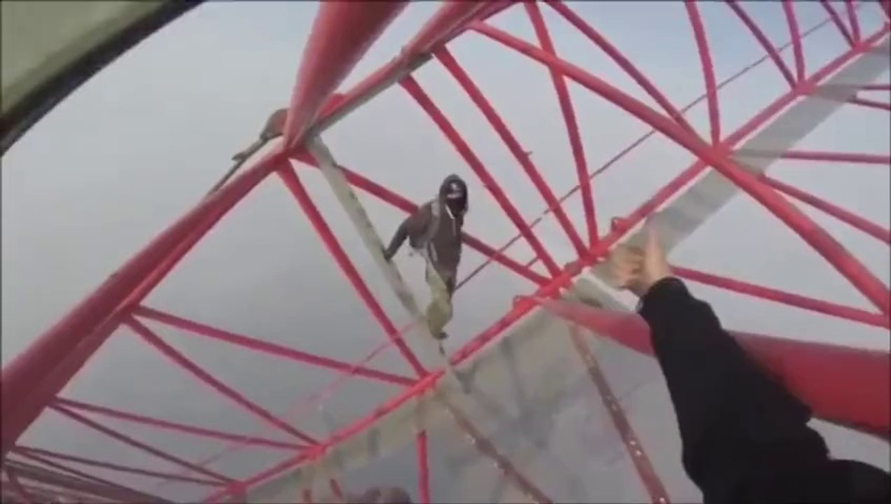 Deux russes grimpent au sommet de la tour shanghai (650 mètres)