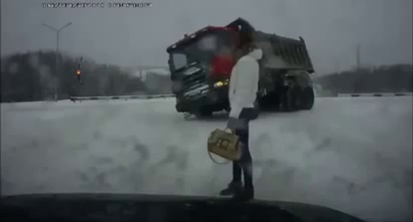 Elle couche un camion !