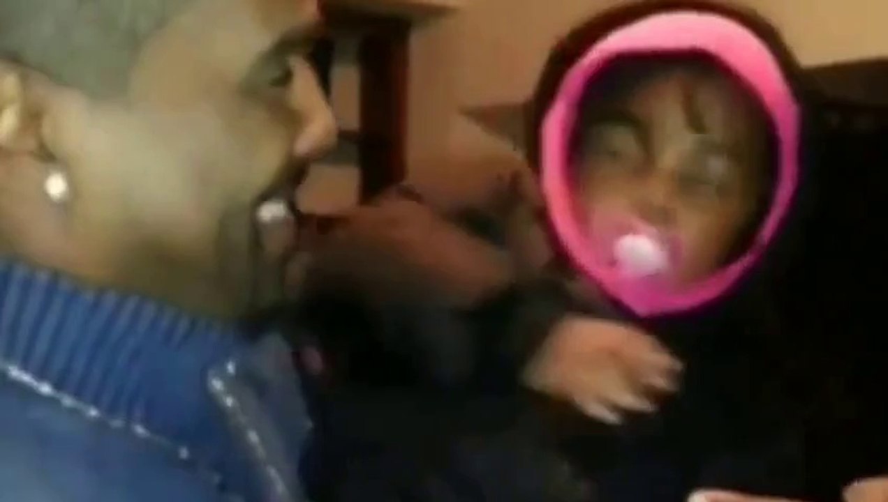 Elle voit le jumeau de son père pour la première fois !