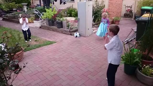 Headshot avec un ballon de foot (Slow motion)