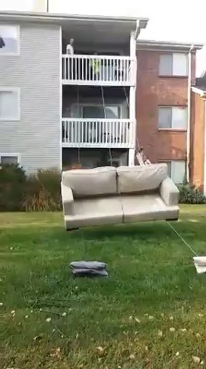 Le déménagement astucieux d'un canapé