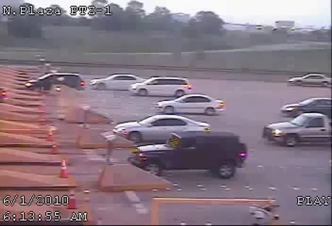 Un conducteur bourré arrive à un péage