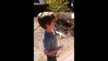 Un éboueur fait une surprise à un enfant autiste