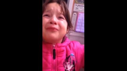 Une petite voleuse se fait choper par un epicier