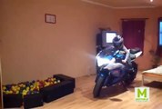 Une webcam, une moto, une fillette