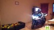 Une webcam, une moto, une fillette