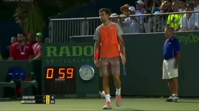 Grigor Dimitrov aide une ramasseuse de balle qui fait un malaise