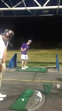 Deux golfeurs se font une passe avant un tir